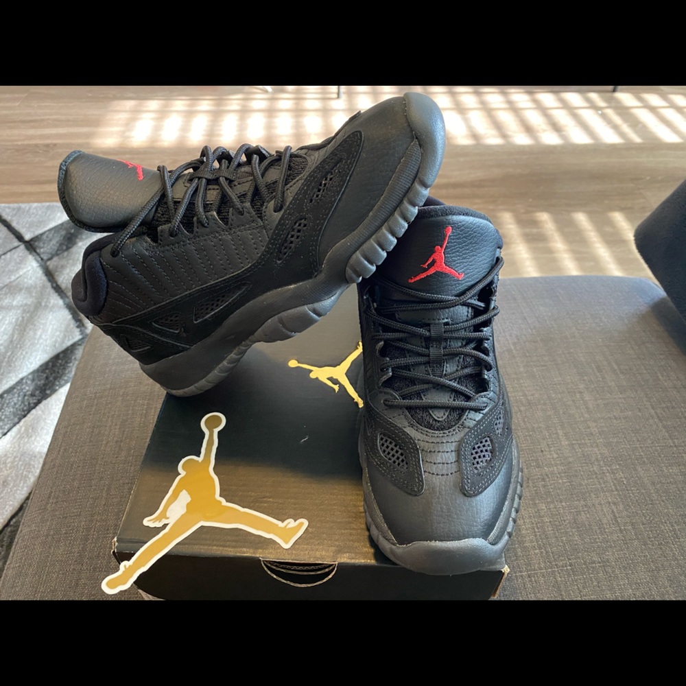AIR JORDAN 11 RETRO LOW BG. LIKE NEW. W/ BOX